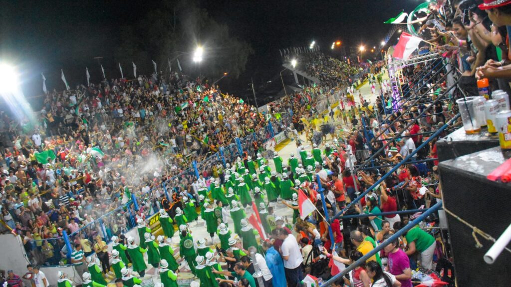 Más de 8.000 personas disfrutaron de la primera noche del Carnaval del Grupo Especial